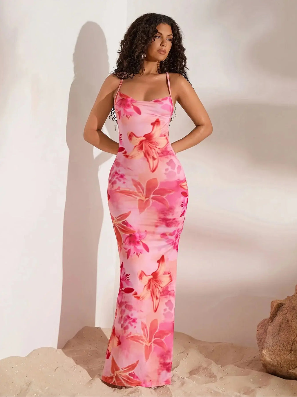 Robe longue élégante à fleurs pour femme, coupe sirène, épaules dénudées ou asymétrique, imprimé floral rose, silhouette trapèze sans manches, col rond, lavable en machine.